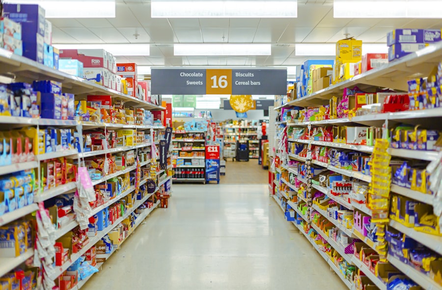 Supermarktschappen vol producten die de overstap naar QR-codes voorbereiden