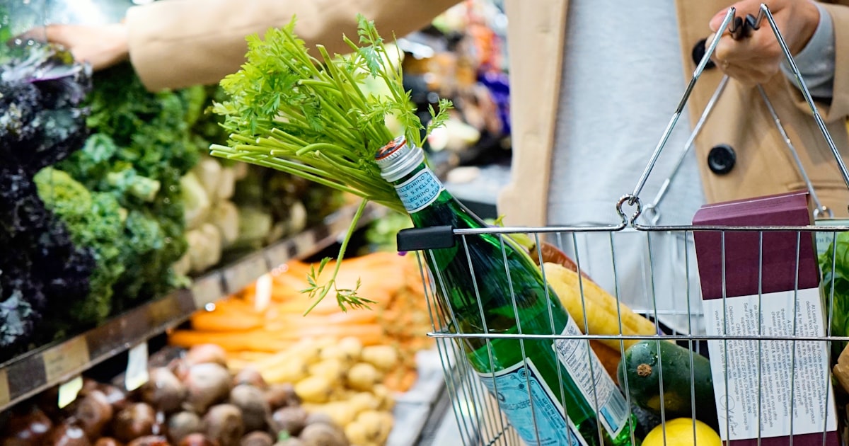 Boodschappenmand in een supermarkt met producten klaar voor QR-codes