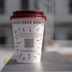 Een QR-code die erg klein is afgebeeld op een wegwerp koffiebekertje.