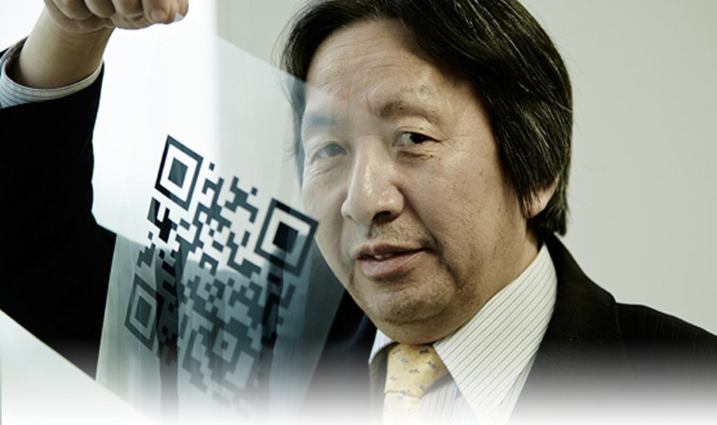 In de afbeelding staat Masahiro Hara met een QR-code in zijn hand.