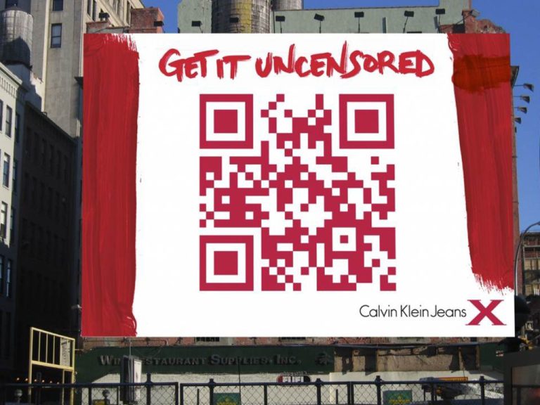 Groot billboard met een QR-code om het merk Calvin Klein te adverteren.