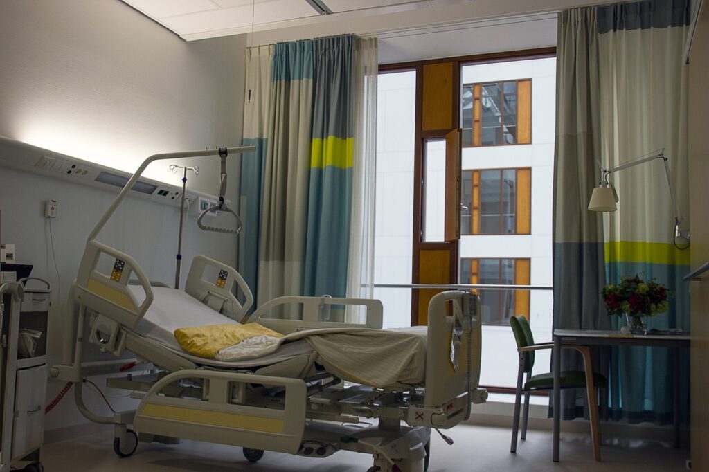 Picture of a hospital room with one bed.